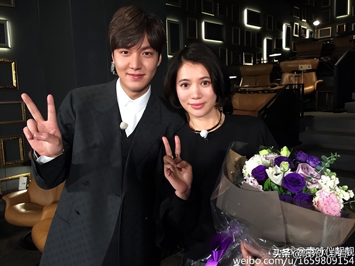 明星同框杨幂和肖战,众女星与谢霆锋合影