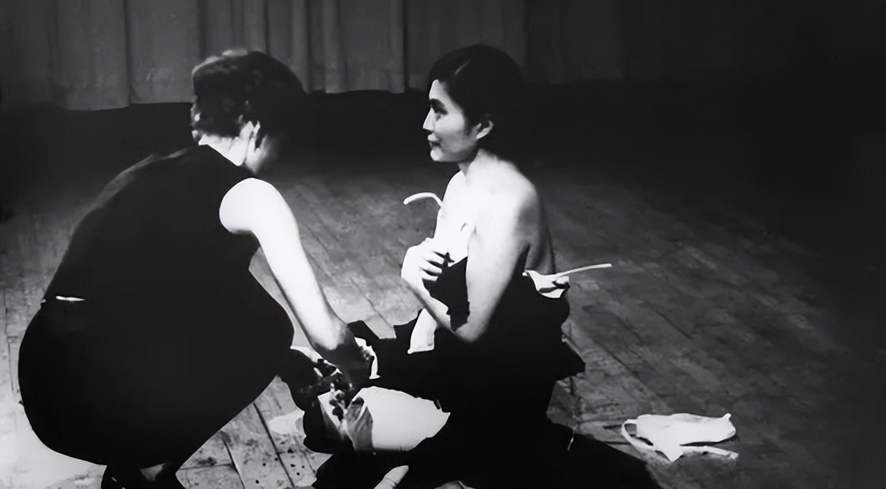 日本艺术家给路人剪刀剪衣服,女艺术家剪碎衣服