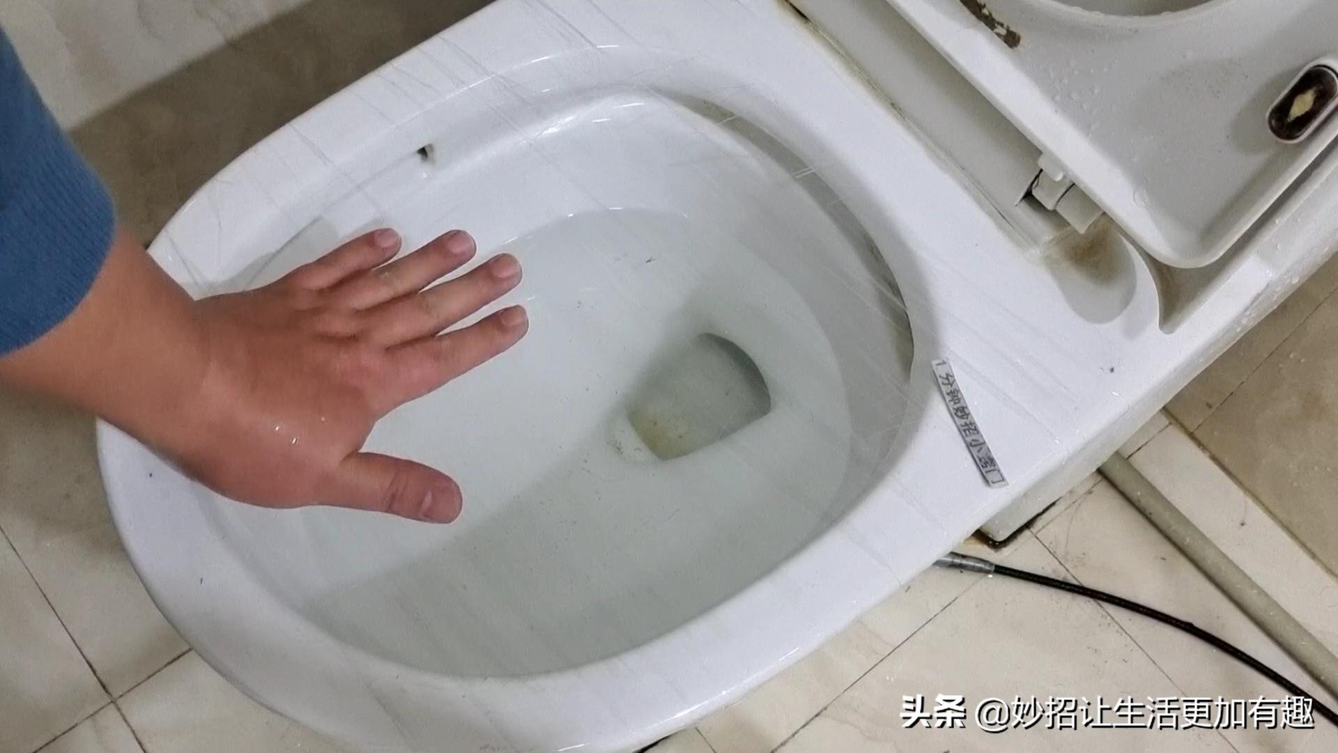 不管马桶怎么堵？老师傅教你用这种方法，不用任何疏通器