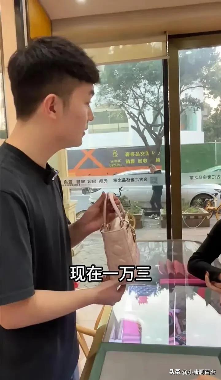 女子相亲带男生去买包,相亲女带相亲男的去买衣服