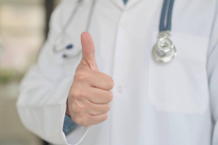 脚气用喷雾还是药膏好得快,脚气很痒可以频繁涂药膏吗