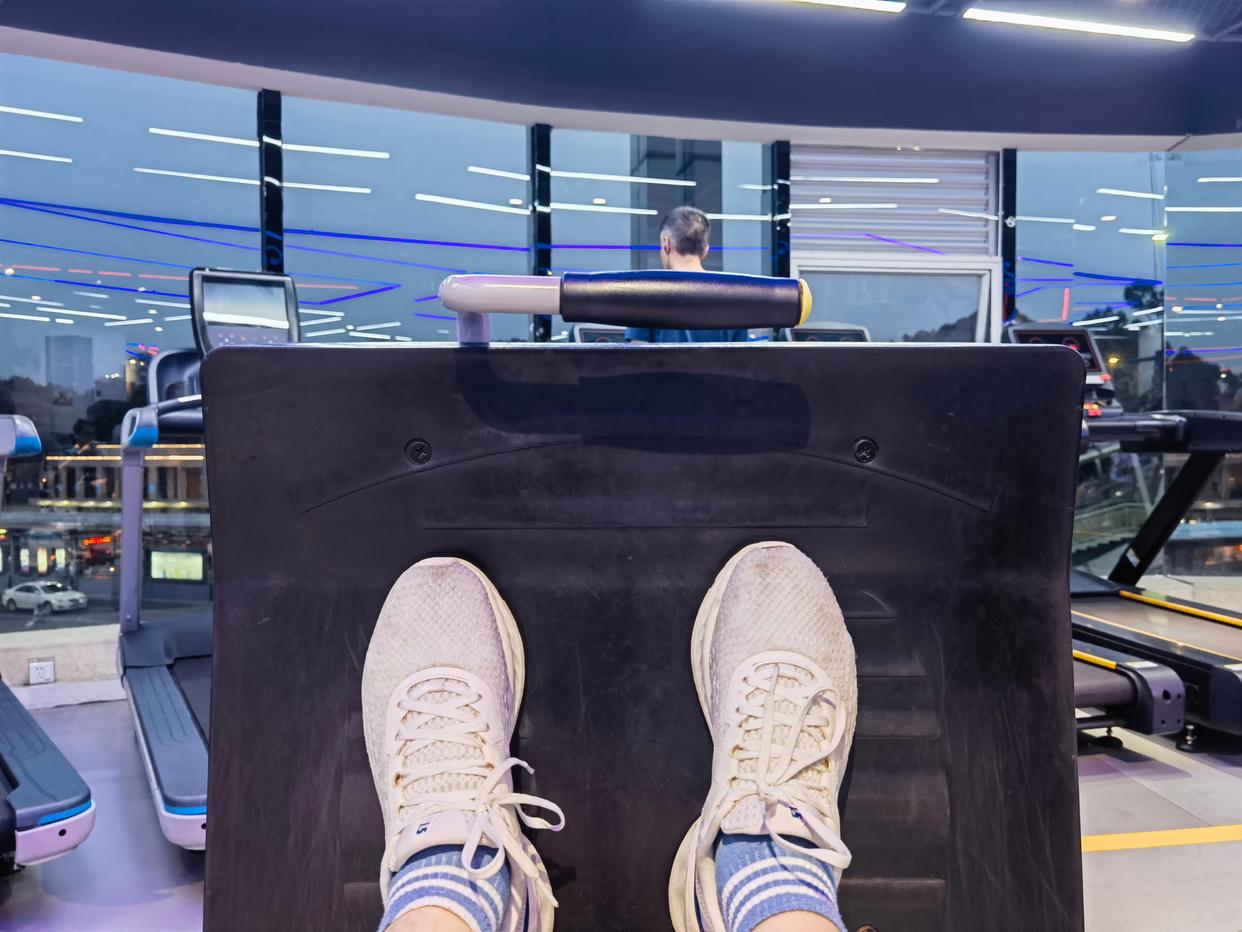 减肥的话去健身房要用到哪些器材,健身房减肥小白需要准备什么装备