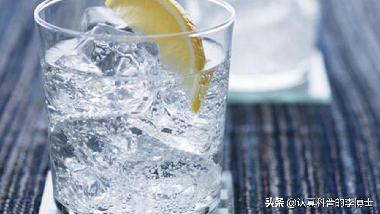 50岁左右饮多少水更为健康,50岁后想防病切记这5种水喝不得