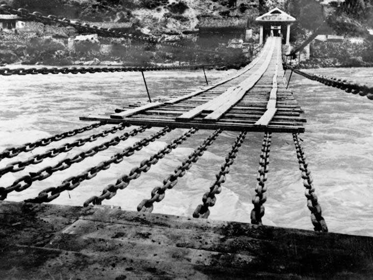 泸定桥40吨铁索怎样过岸,泸定桥铁索是怎样架上去的