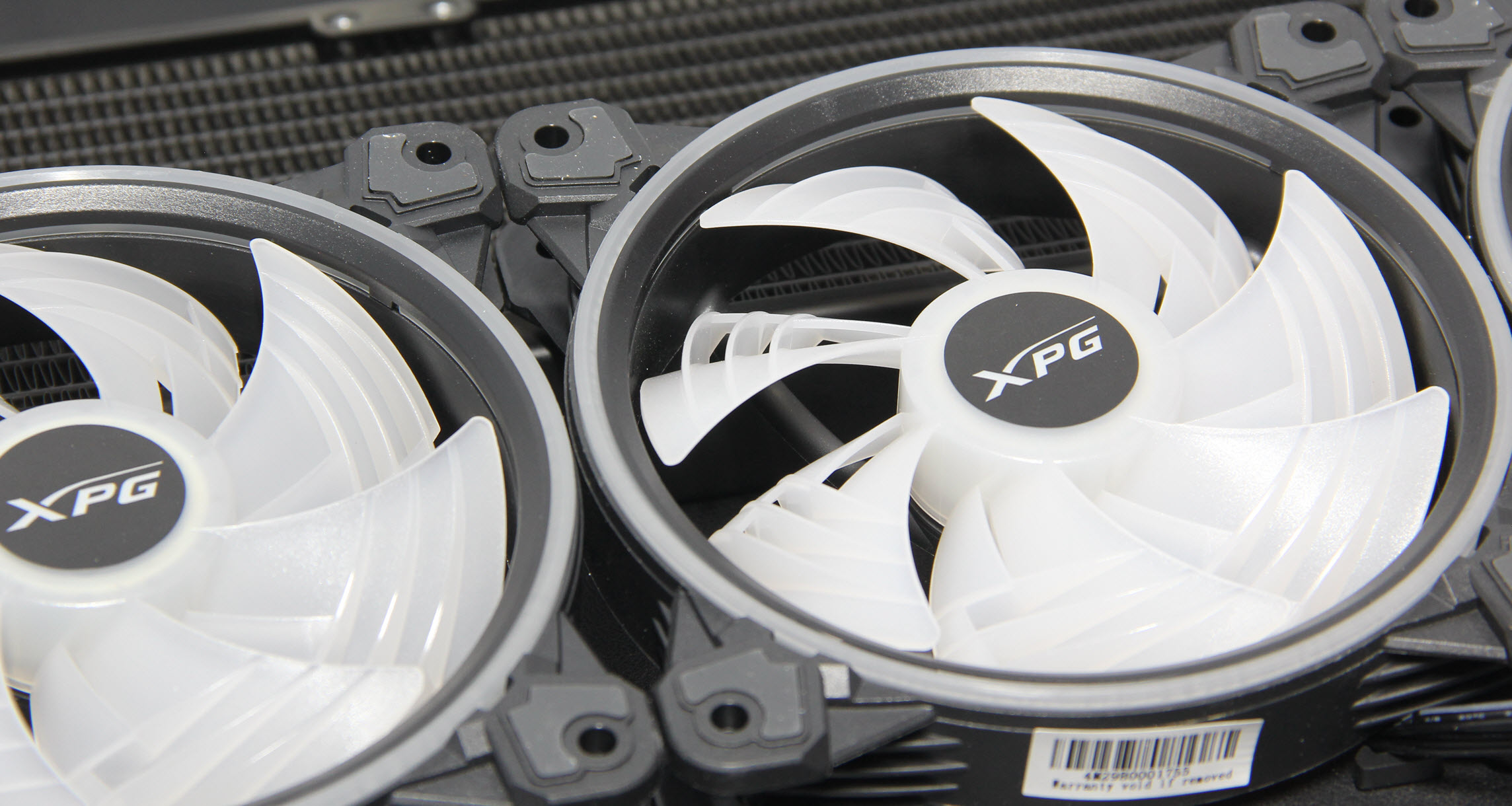 “信仰装机”的真谛，颜值协调性远大于“大杂烩”的高定制电脑