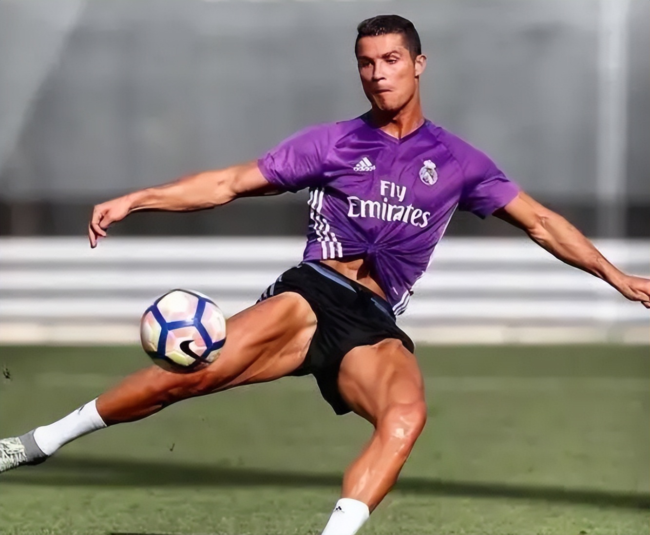 世界足坛五十大左脚球星,世界十大足球明星马拉多纳