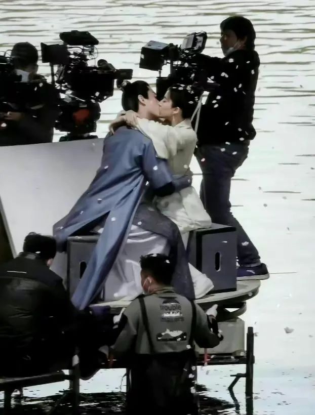 空气骑马、劈叉抱、鸟替，电视剧不敢拍的全景，真的不会笑场吗？