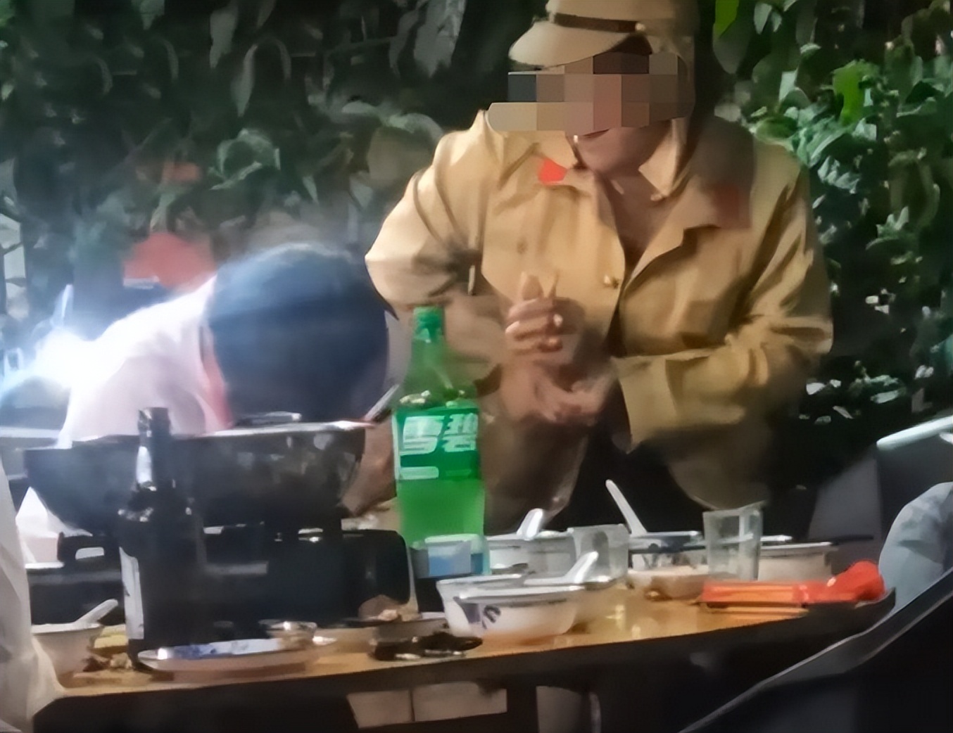 警方通报女子穿日本军服嬉闹,派出所女子穿日本军装吃饭被怼