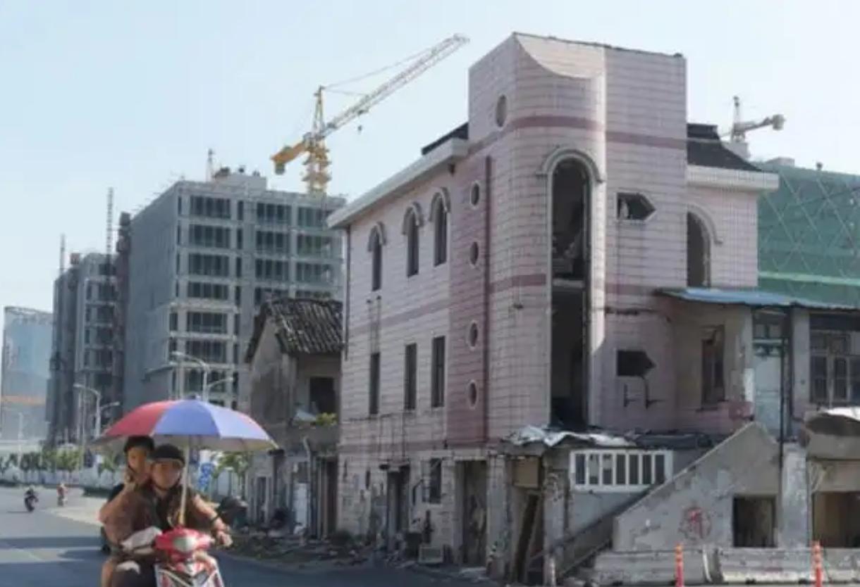 最牛钉子户张新国的家,上海钉子户张新国14年后结局如何