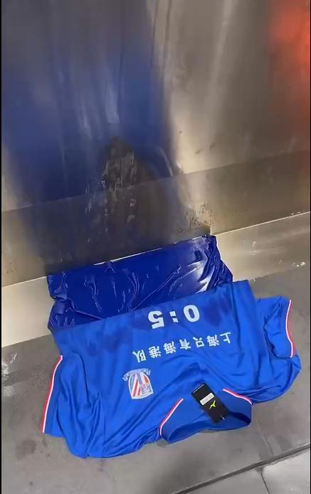 中国女足夺冠球迷疯狂庆祝,16年夺冠球迷疯狂瞬间