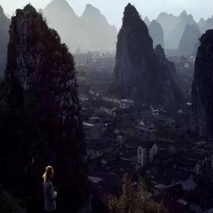 高清老照片：旗人格格大腿岔开豪放洗衣，地主三妻四妾不输女明星