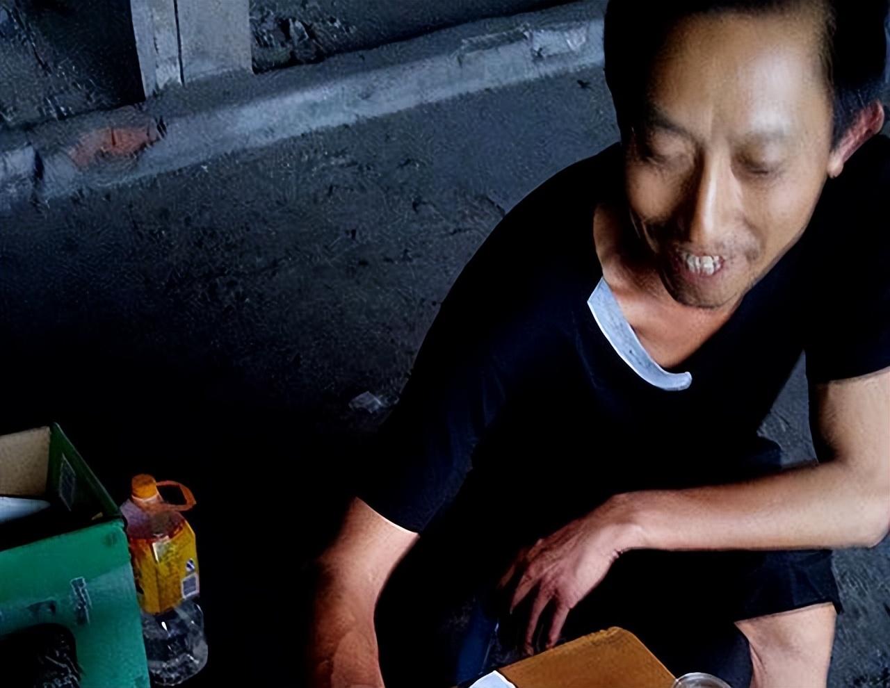 男子在桥洞下研究彩票18年,男子蜗居桥洞研究彩票后续