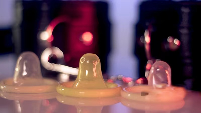 为什么避孕套上会有一层油？对身体有危害吗？