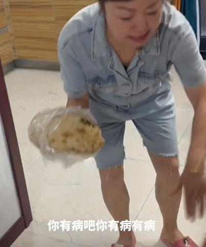 金毛偷吃被打,金毛乱吃被主人责骂表情极度不服