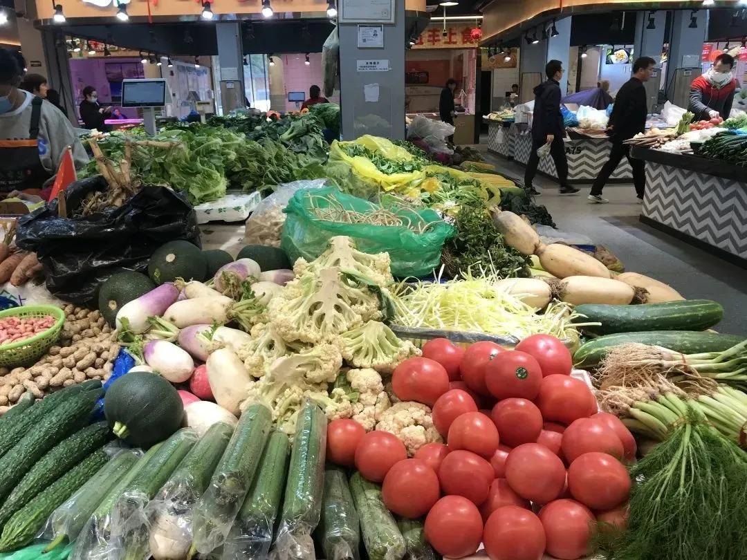 农村小伙卖猪肉月入二万元,一个小伙子卖猪肉一年赚了20亿