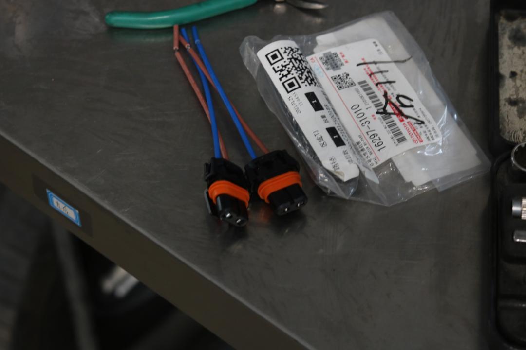 皇冠3.0经典老车翻新复活视频,丰田皇冠13代翻新