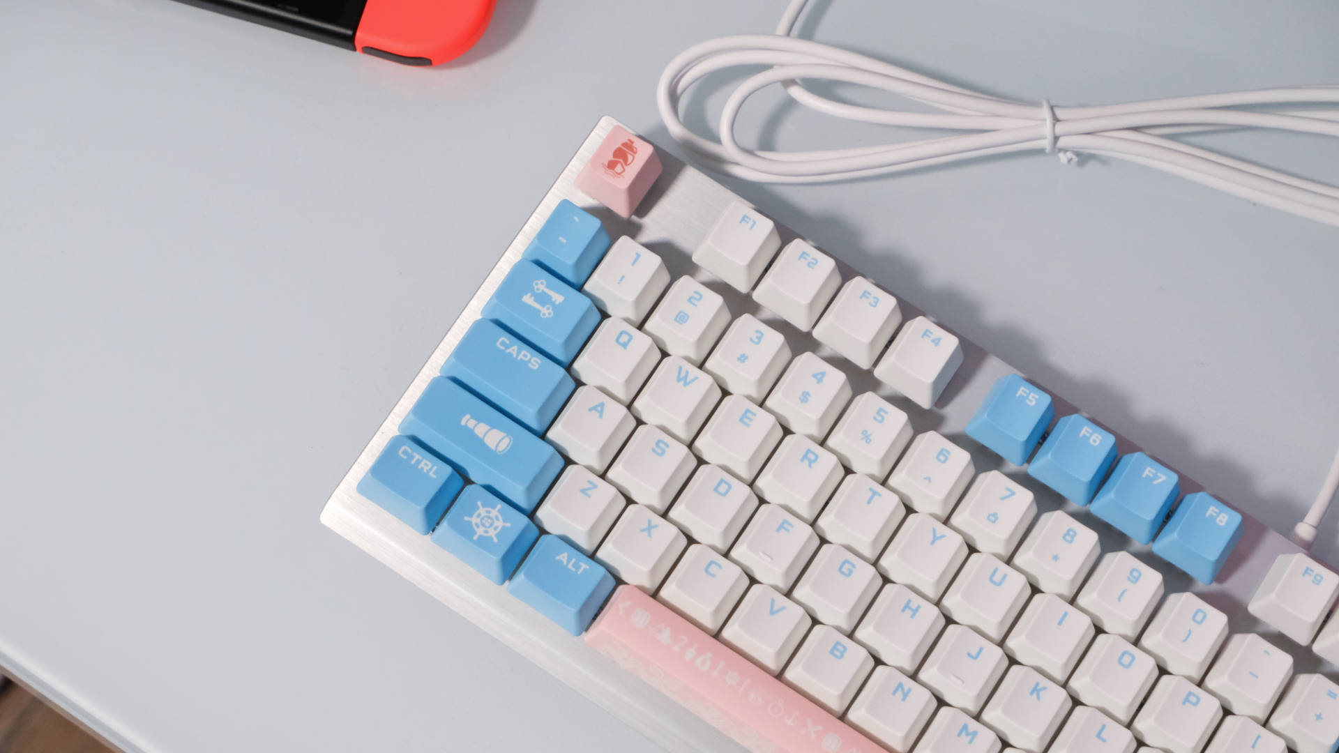 CHERRYMV轴用起来是什么样的体验？美商海盗船微甜之空RGB键盘