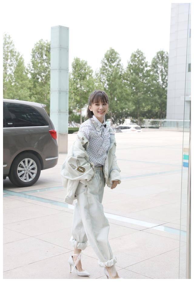 王子文牛仔裤配什么衣服,王子文杏色毛衣搭配卡其色裤子