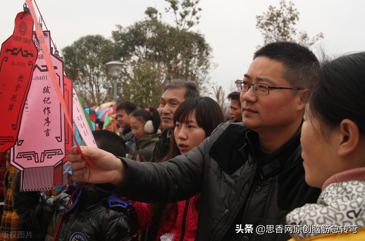 四柱短又短，两耳像蒲扇，鼻子哼哼响，尾巴打个圈（打一动物）