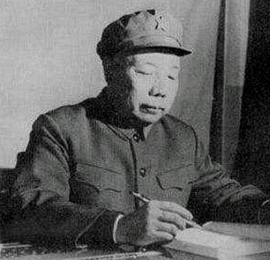 67年长征组歌演出结束,周总理亲手为演员递茶:教我唱唱歌好吗?