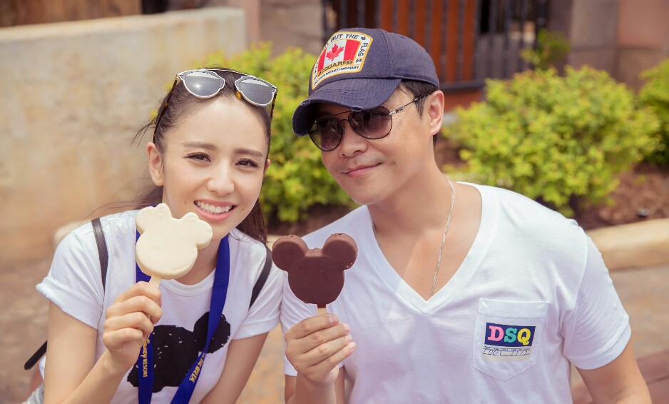 陈思诚现身佟丽娅首映礼接受采访,陈思诚亮相佟丽娅新片首映