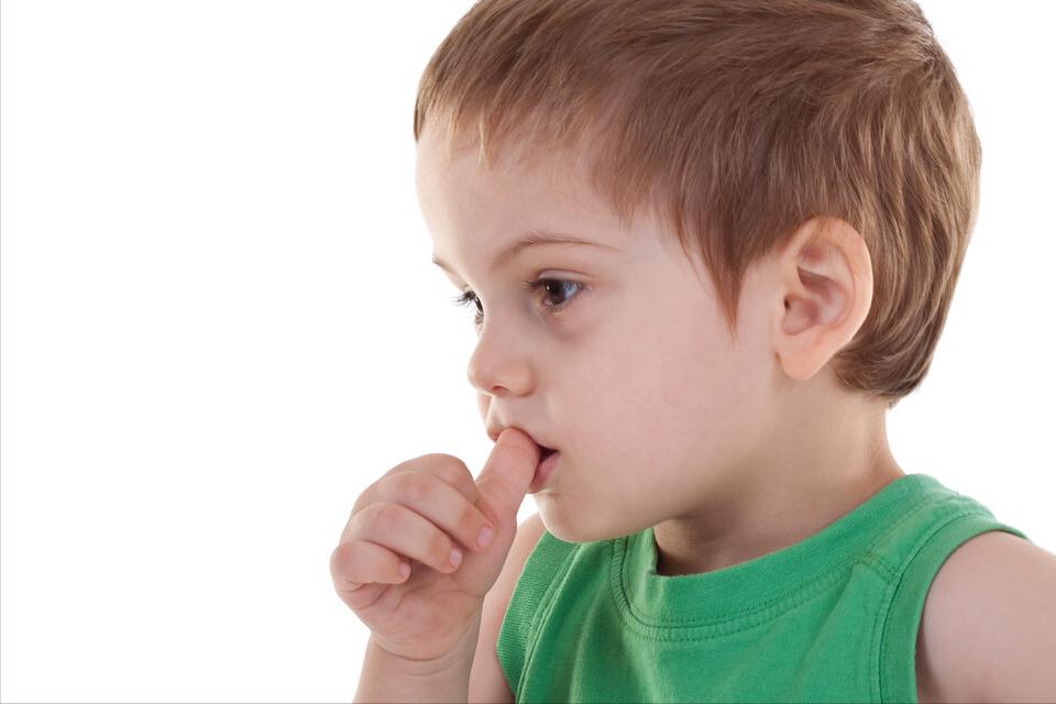 一岁的宝宝吃手指要不要阻止,六个月宝宝吃手指要阻止吗