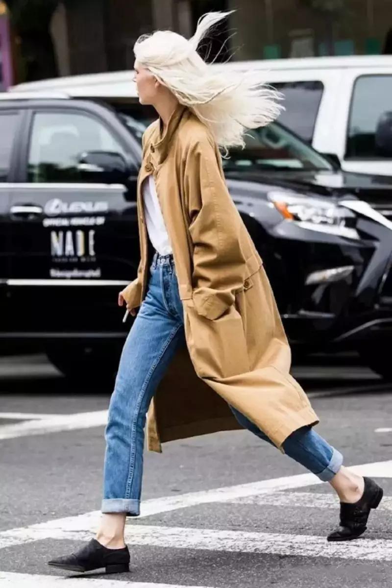 棕色呢子大衣里面配什么颜色打底,摩卡棕色牛角扣大衣怎么搭配裤子