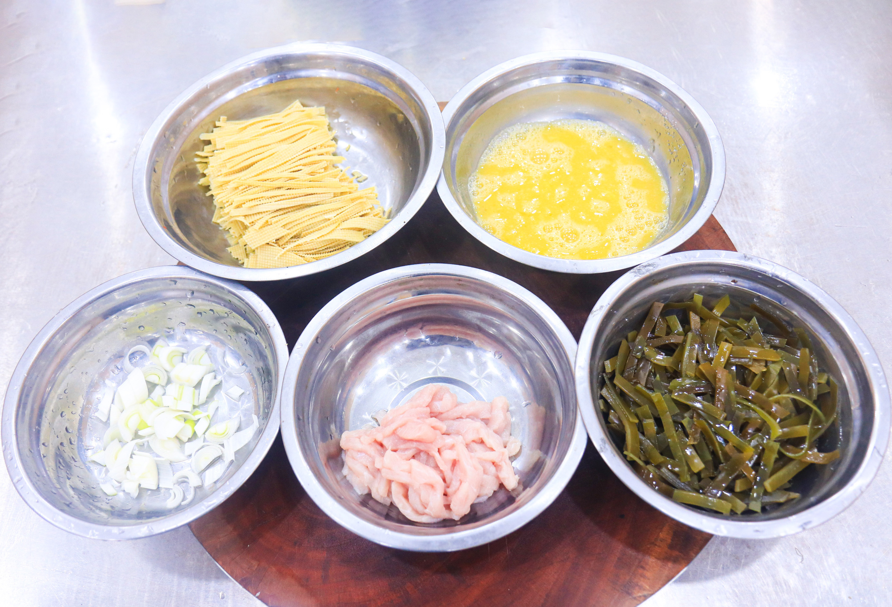 儿童缺乏锌主要要吃哪些食物,儿童锌过高症状吃什么食物补得快