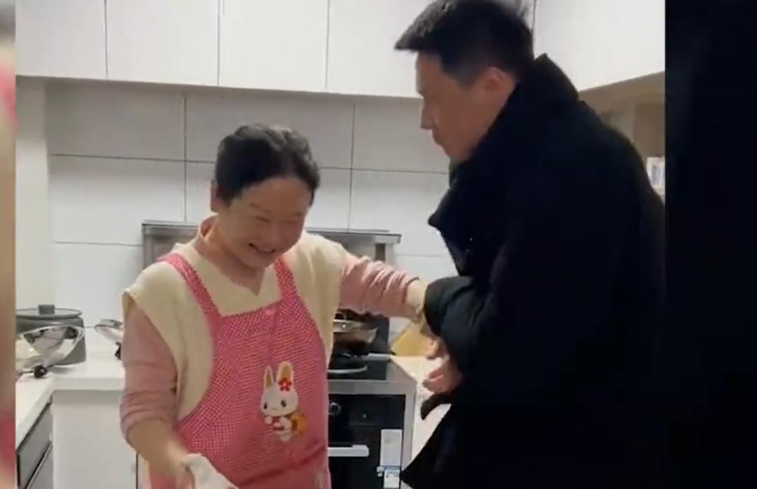 裤子上的油渍被洗掉，浙江女婿搂着丈母娘撒娇：没有你我可怎么办