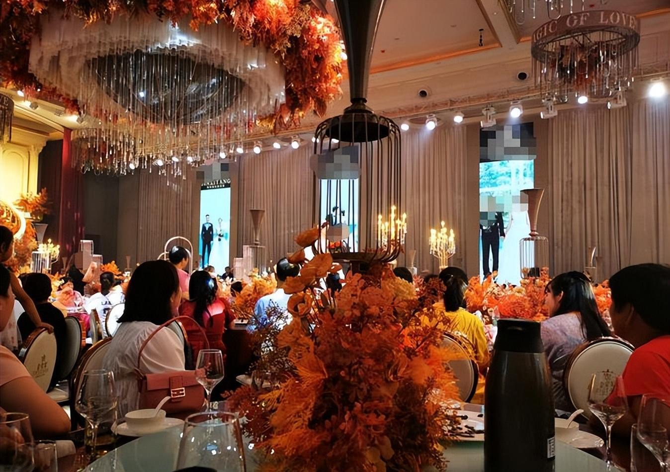 儿媳眨眼逼我说退休金只有3000，亲家跟我不一样