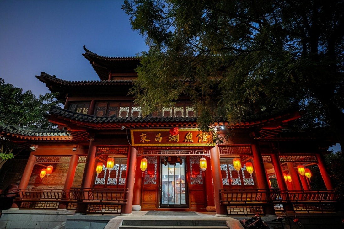 聊城灯光秀什么时候开始,聊城光岳楼今晚灯光秀几点上演