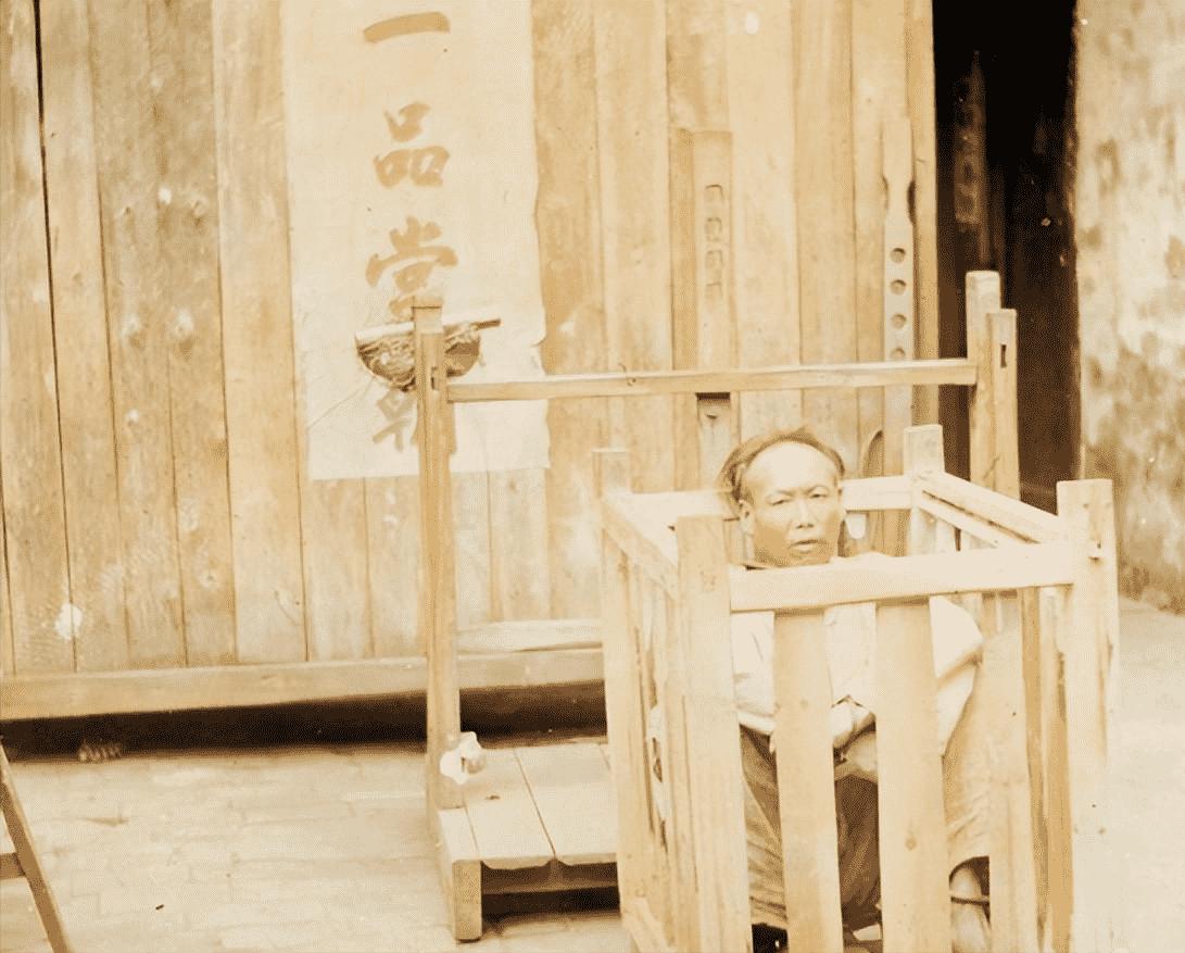 女子身着日本侵华军装露脸,日军女子拍照