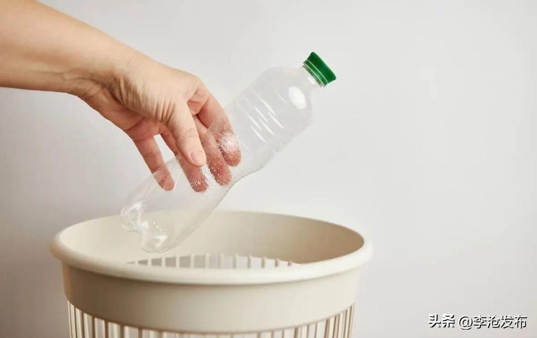 空水瓶如何变废为宝,喝完的水瓶不要扔变废为宝小视频