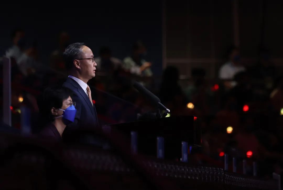 刘国梁给孙颖莎陈梦颁奖,刘国梁瓦尔德内尔杯