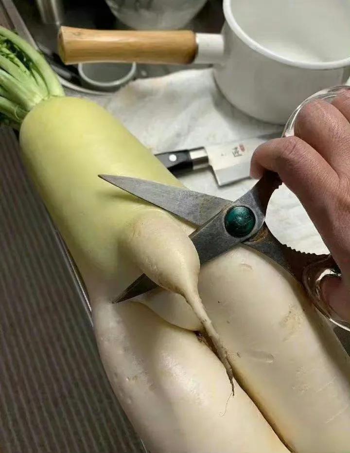 男子地铁上掏*体下**，管不住就切了！