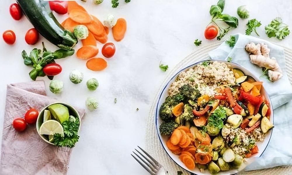 女性白头发增多，不要总觉得老了，或是由于体内缺乏这3种营养