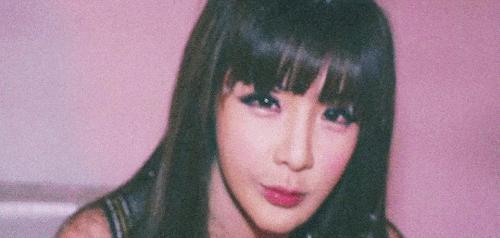 她曾比Lisa还火爆，却因服用“禁药”被*制抵**，如今宛如“充气人”