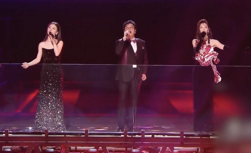 杨紫关晓彤跨年晚会造型,关晓彤2017年湖南跨年演唱会