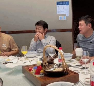 范志毅和马明宇讲笑话！孙继海、申思、米卢、曲波在一旁哈哈大笑