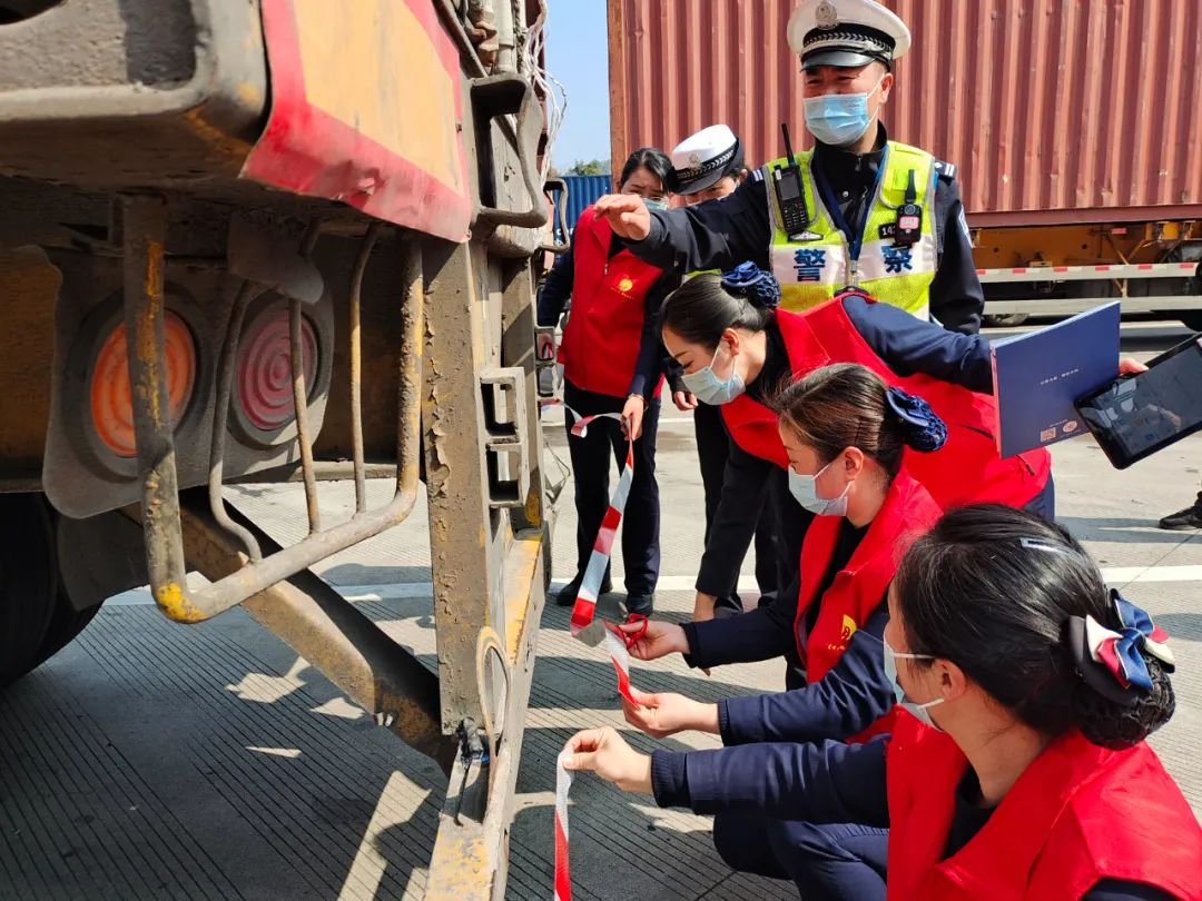 雷锋精神在今天的实际意义,雷锋精神活动视频