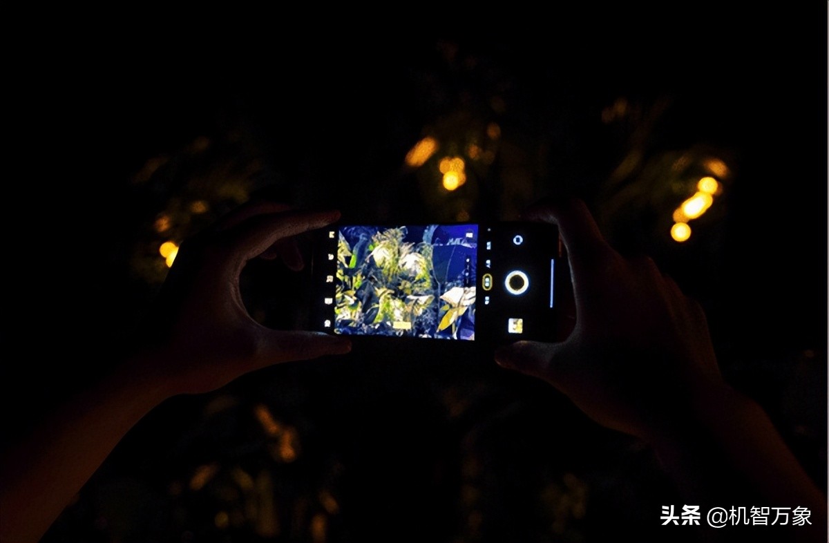 夜里比肉眼看得清楚？vivoX80堪比“夜视仪”，掌握了啥黑科技？