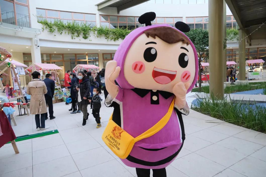 哇！这些学校的圣诞节也太“卷”了！圣诞老人、无人机都来了