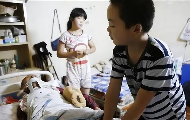 15年安徽女孩街头扮牛,女孩街头扮牛背后的故事