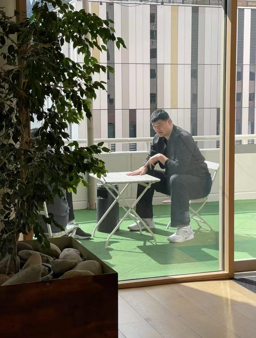 姚明现身澳洲酒店！拒绝签名被指脾气差，2米26坐小凳子显拘束