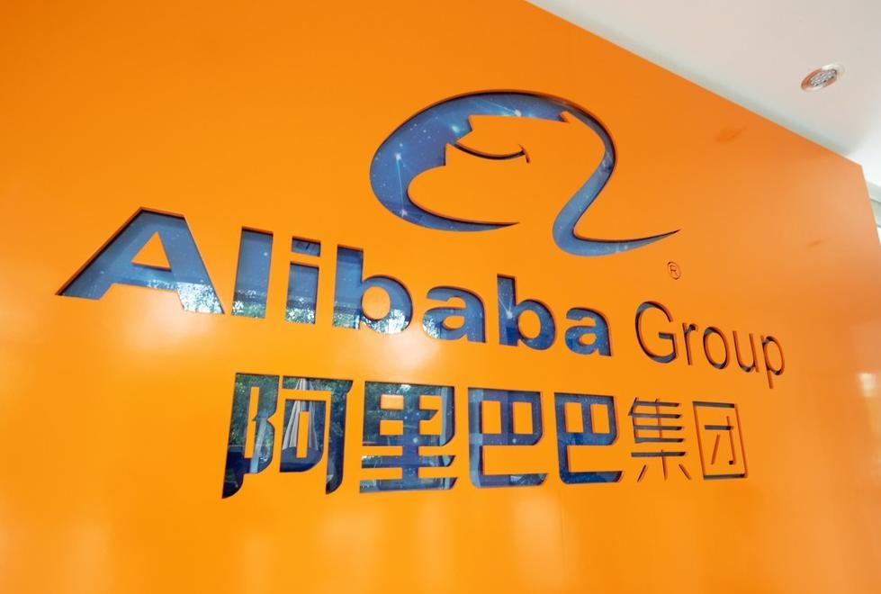 滴滴出行的程维赚的是什么样的钱,与滴滴出行创始人程维并肩而立