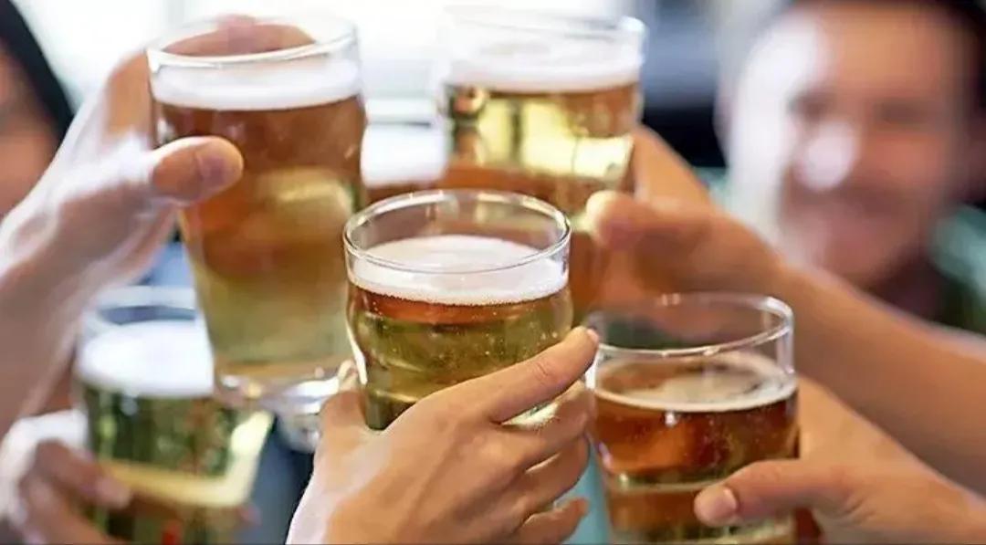 喝酒上脸的人不容易醉,喝酒上脸还容易吐的人可以喝酒嘛