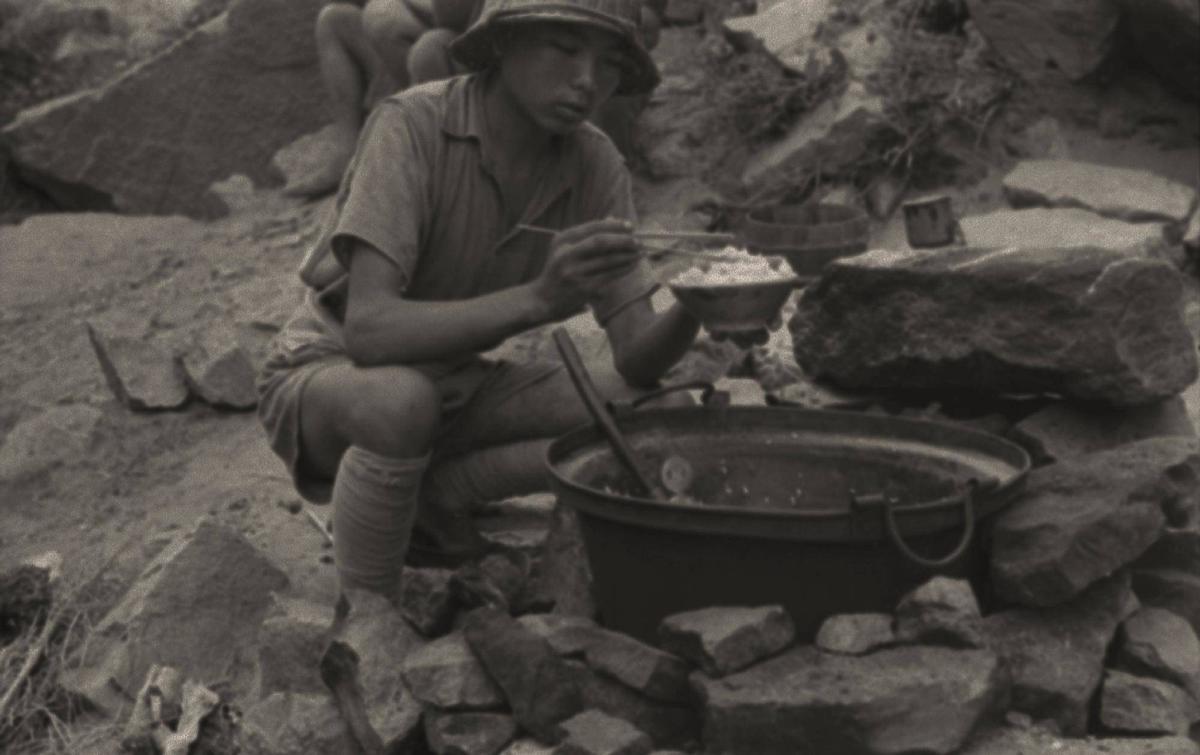 日军兽行照片:当着父亲的面玷污他女儿,临走还残忍割下妻子乳房