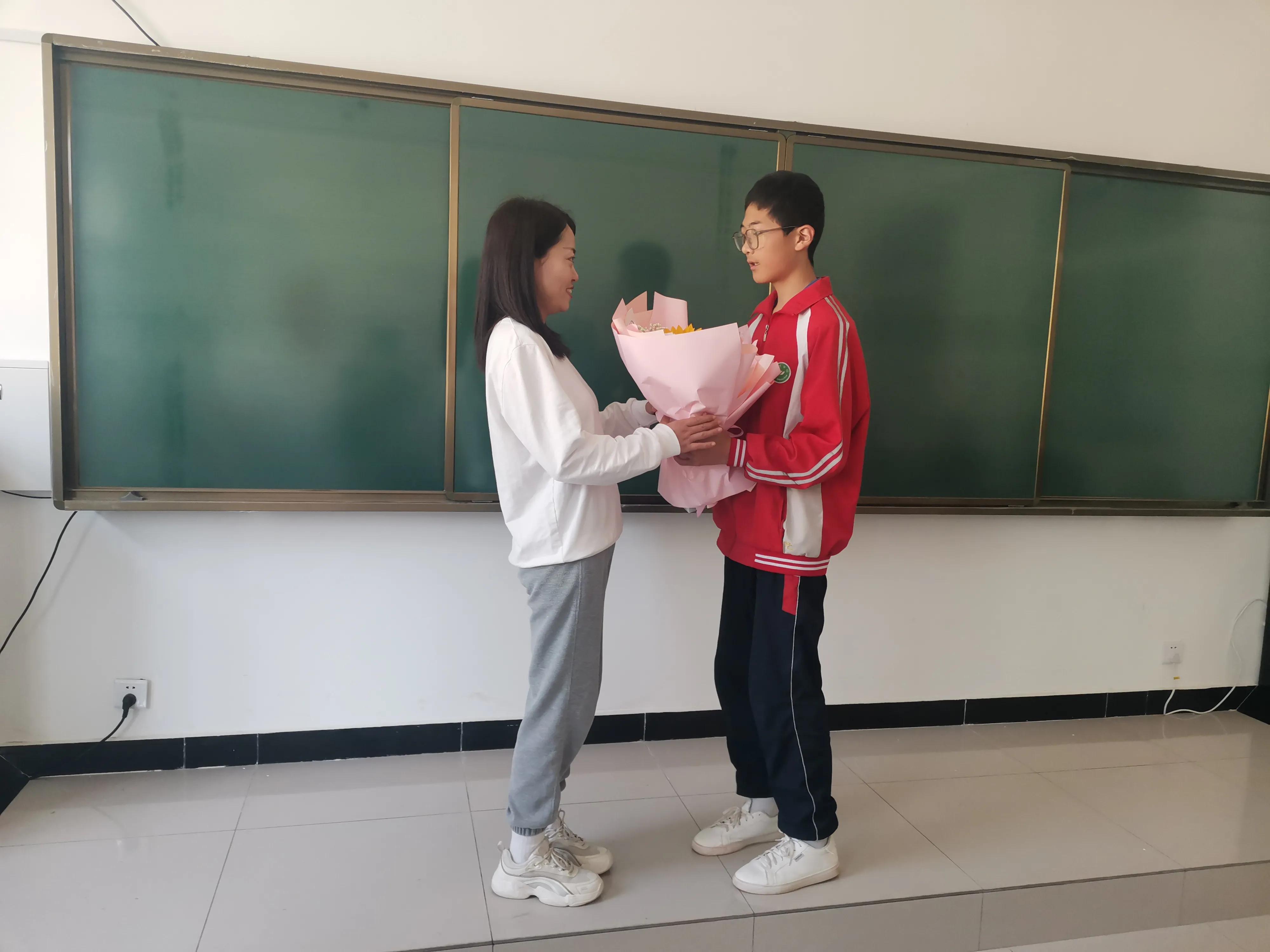 送锦旗表谢意饮水思源感念师恩,师恩难忘锦旗用语