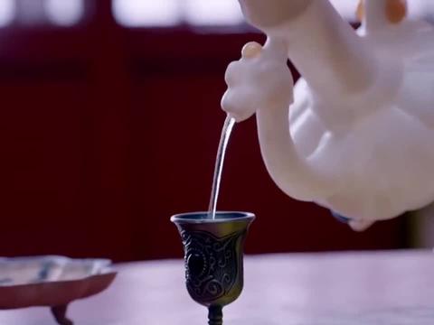 靠女人上位的太监，让皇帝当儿子，逼皇帝吐血，杀了皇帝