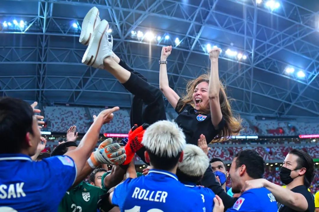 56岁泰国第一名媛：带球队打入世界杯，还是泰王“白月光”?